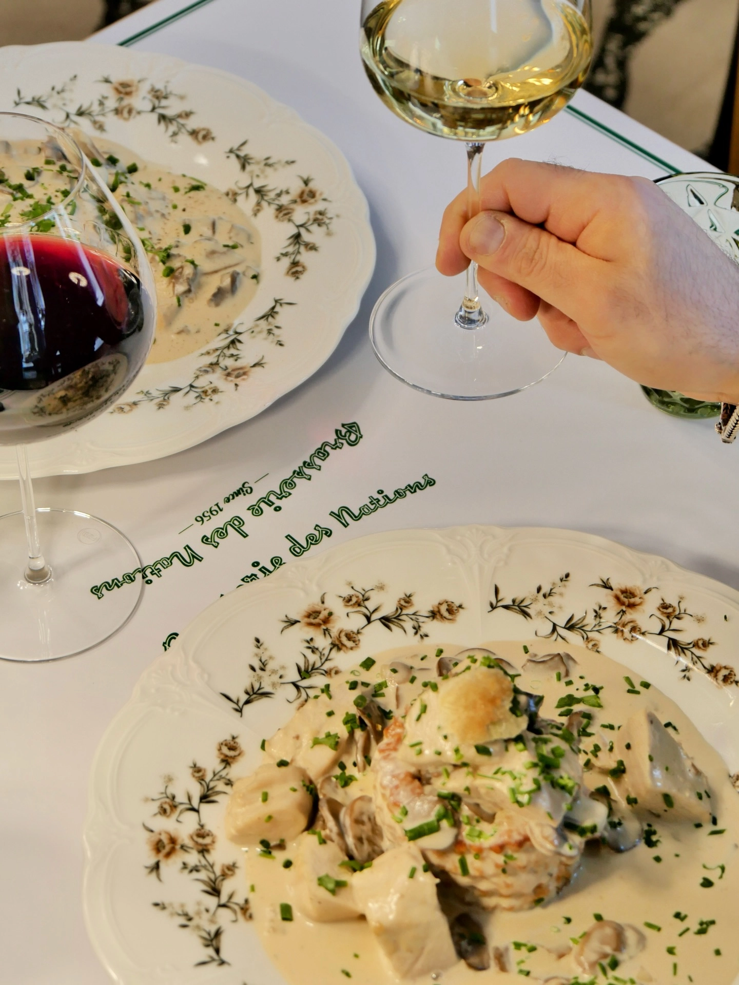 Plats du jour servis avec vins - Brasserie des Nations Luxembourg