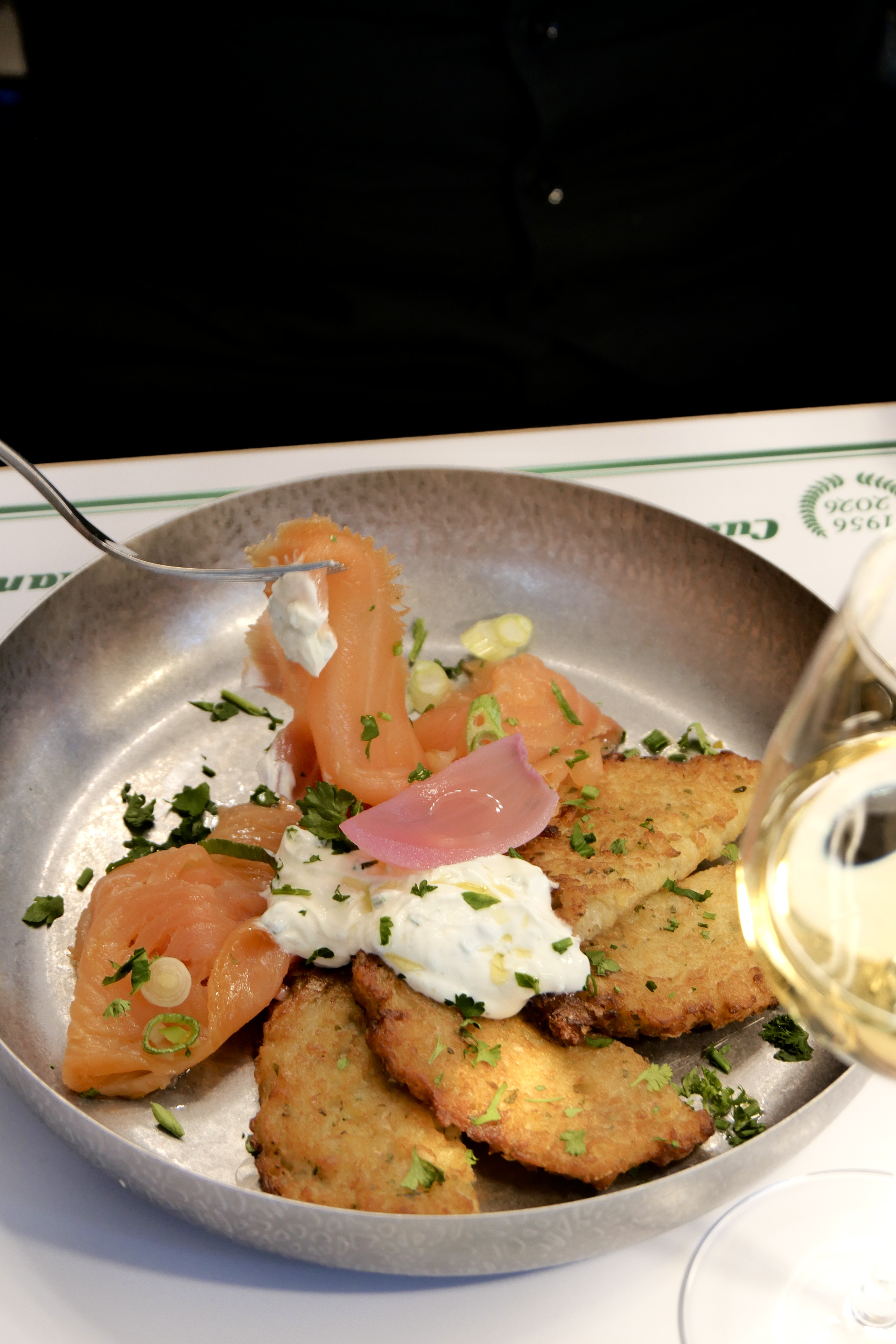 Gromperekichelcher luxembourgeois avec saumon fumé et crème fraîche - Brasserie des Nations