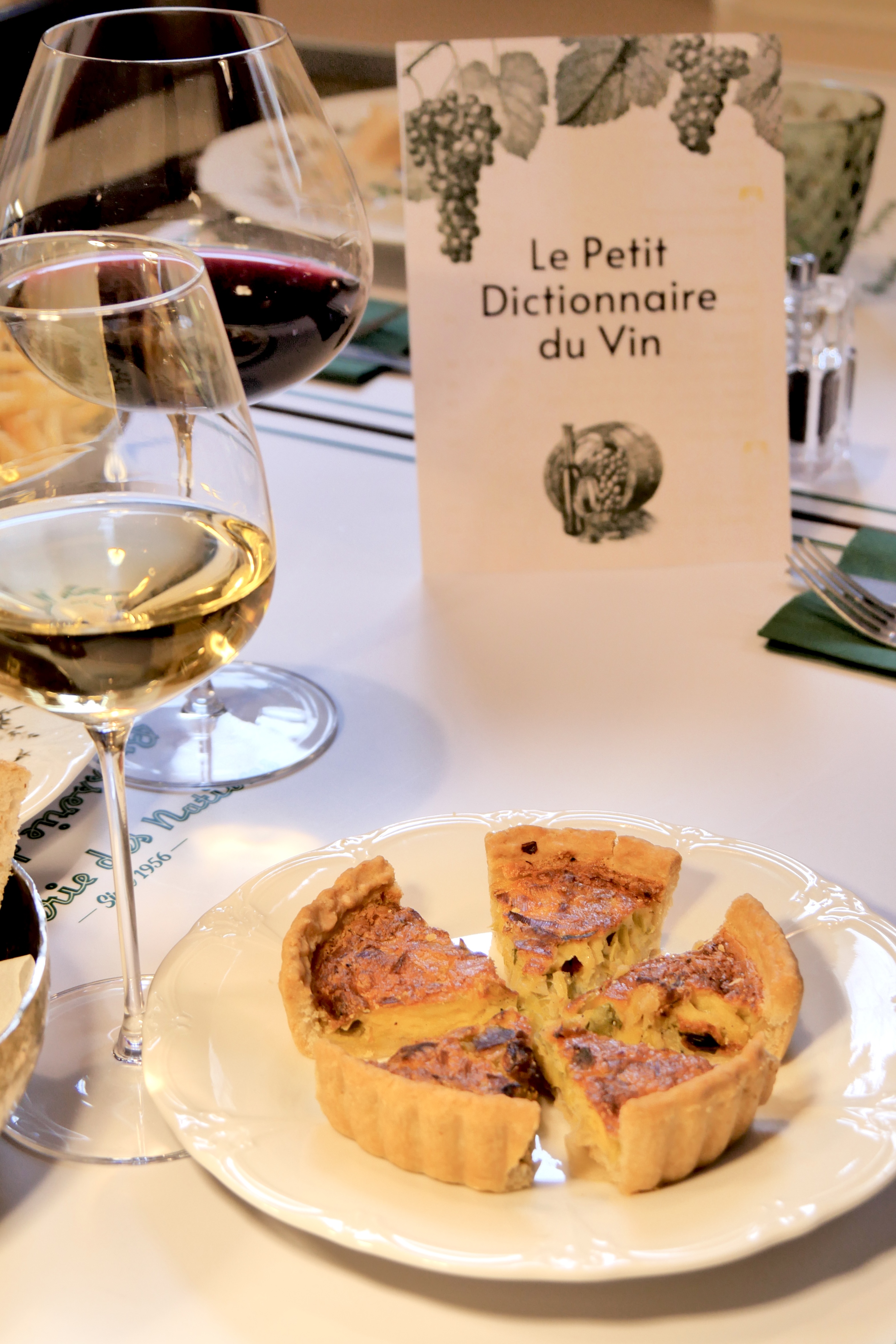 Quiche maison servie avec sélection de vins - Brasserie des Nations Luxembourg