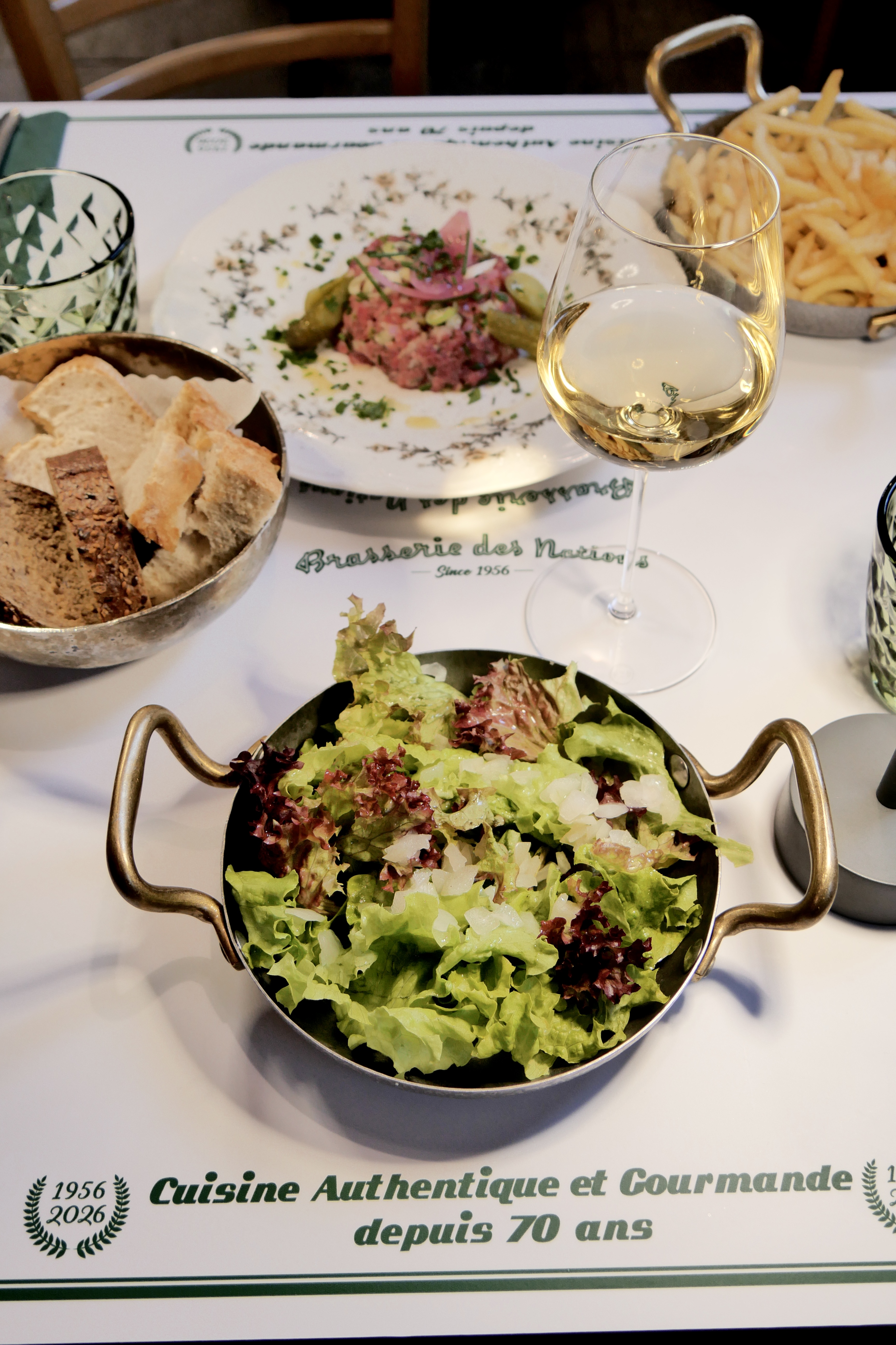 Salade fraîche garnie servie à la Brasserie des Nations Luxembourg