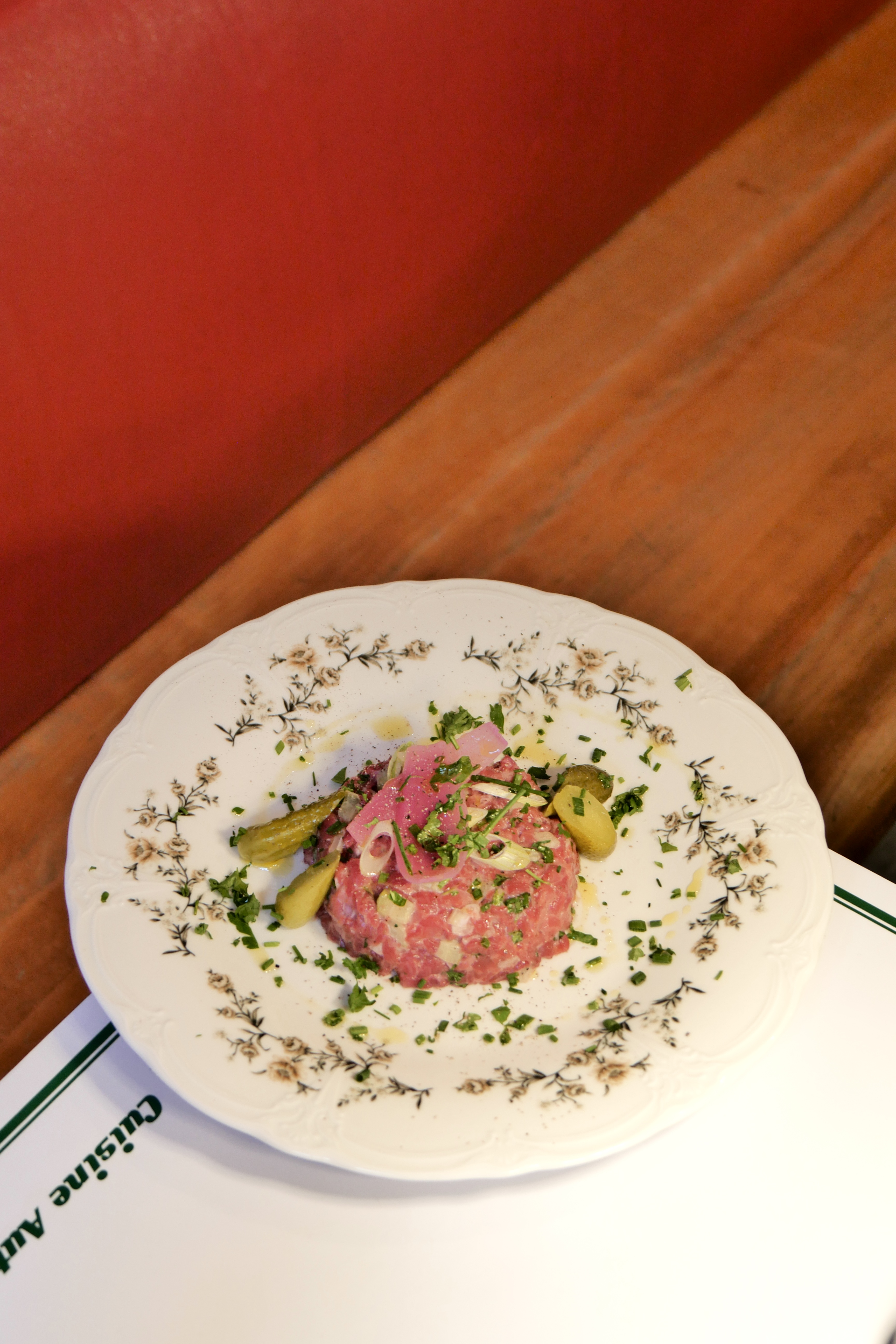 Tartare de bœuf frais préparé minute avec oignons rouges et cornichons - Brasserie des Nations Luxembourg
